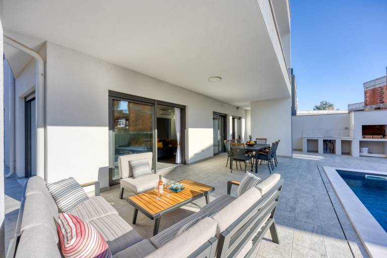 Villa with barbeque, hot tub & patio — photo 4