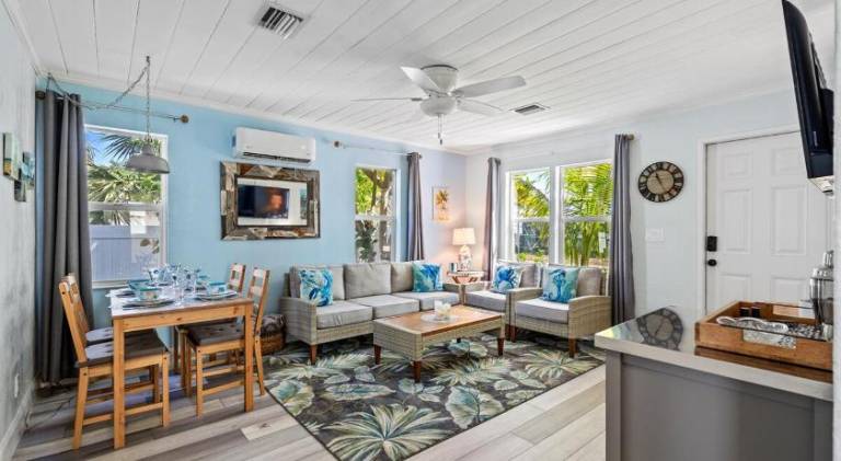 Vacation home with terrace, private pool & jacuzzi — photo 4