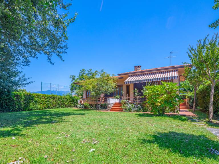 Vacation home with yard & barbeque — photo 3