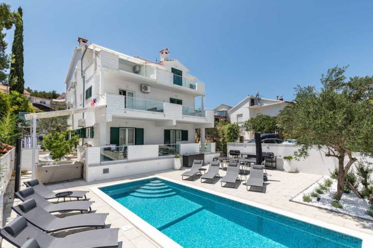 Rental apartment with yard, BBQ & terrace in Okrug
