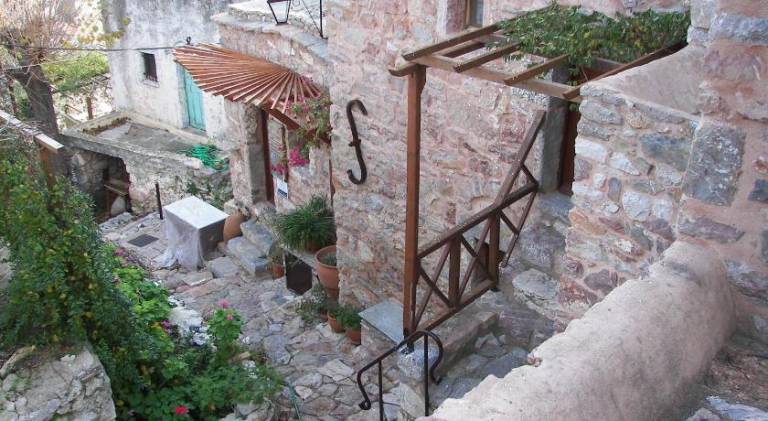 Rental apartment with yard & terrace | Pets are welcome in Chios