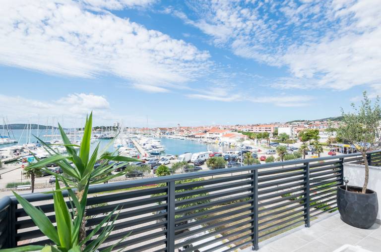 Rental apartment with patio & BBQ | Sea view — photo 3