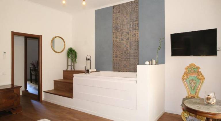 Apartment with hot tub — photo 2