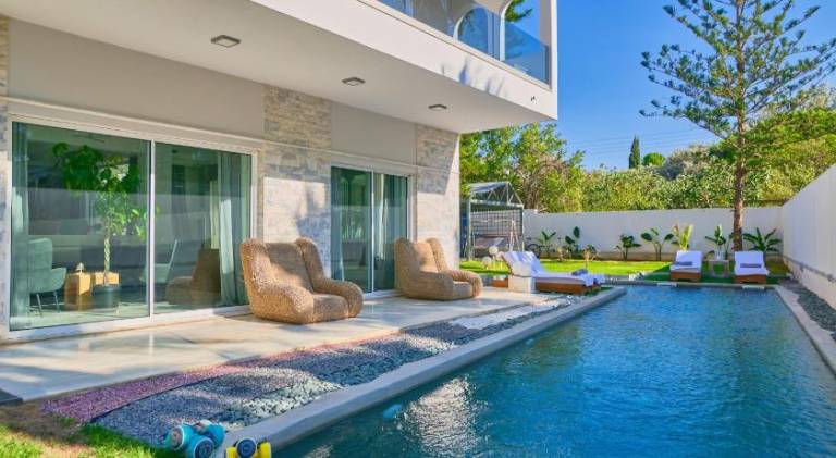 Luxury Villa with Pool, BBQ & Garden in Vouliagmeni in Glyfada