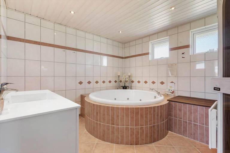 Family-oriented beautiful vacation home with hot tub, barbeque & sauna | Pets are welcome — photo 3
