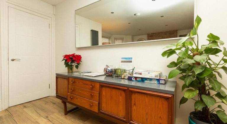 Stylish Coastal Retreat with Hot Tub & Log Burner in Margate — photo 5