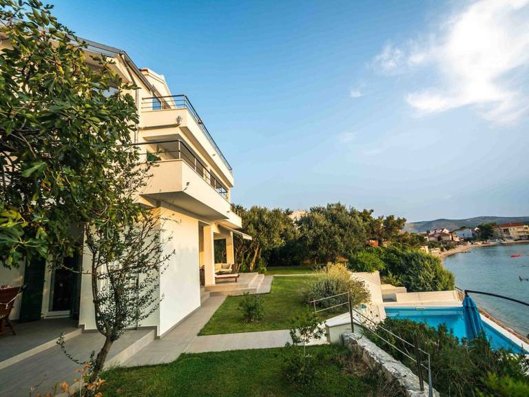 Vacation home with private pool, barbeque & terrace — photo 3