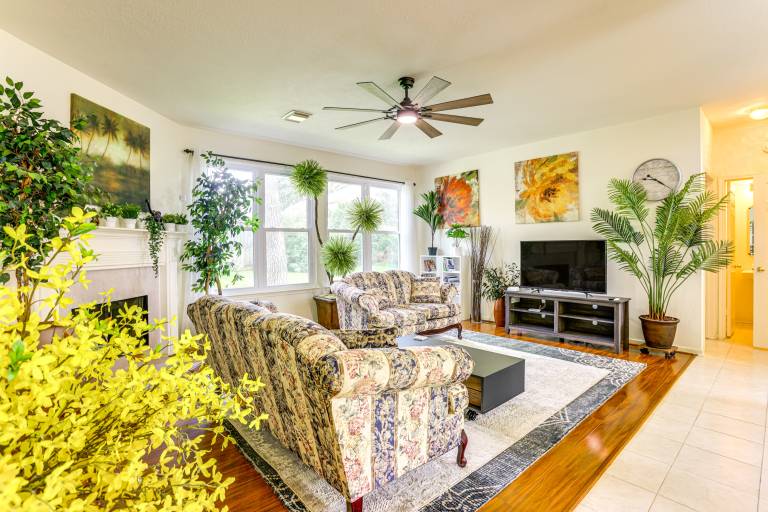 4 Mi to Old Town Spring Family Retreat w Yard