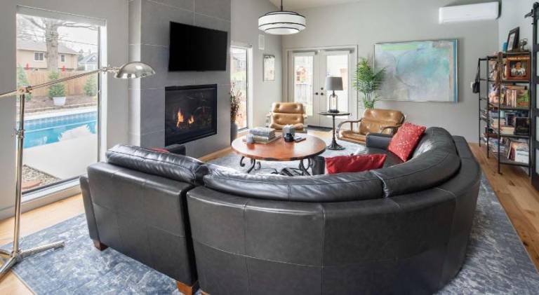 Fully equipped charming vacation home with patio, private pool & yard | Pet-friendly — photo 3