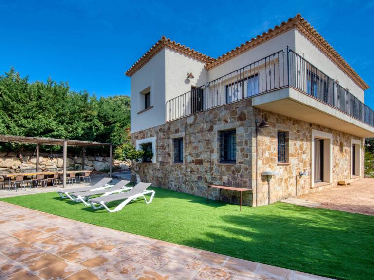 Vacation home with private pool & yard — photo 4