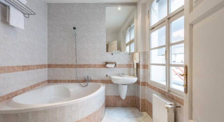 Serviced apartment with jacuzzi & terrace | Close to Prague astronomical clock — photo 4