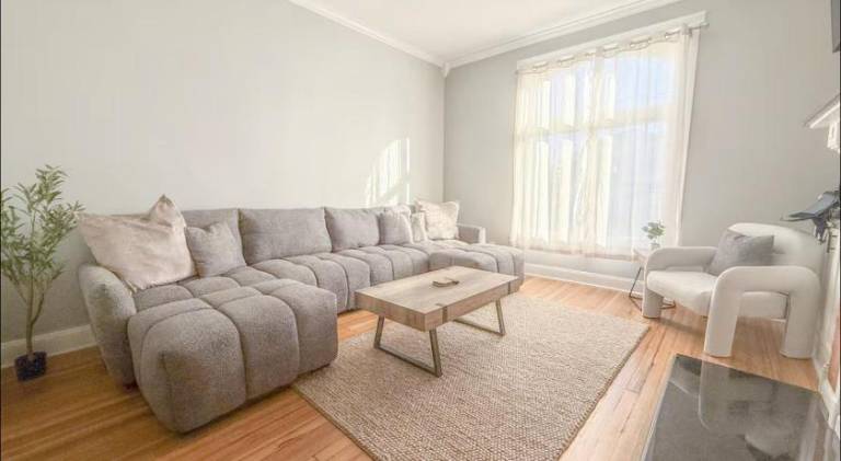Fully equipped big vacation home with terrace, garden & BBQ | Suitable for remote work | Pets are welcome in Franklin, OH
