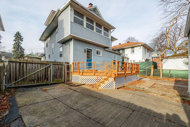 House  Akron