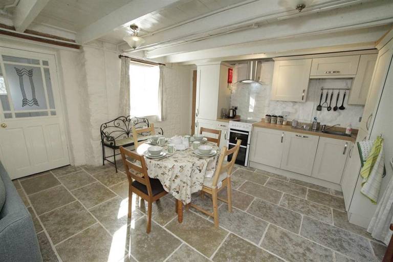 Cottage with garden — photo 5