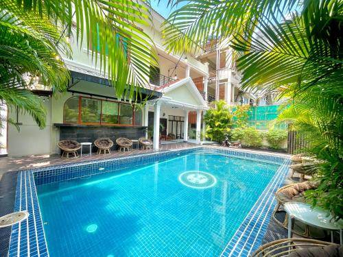 Rental apartment with patio, yard & pool | Next to Independence Monument in Phnom Penh
