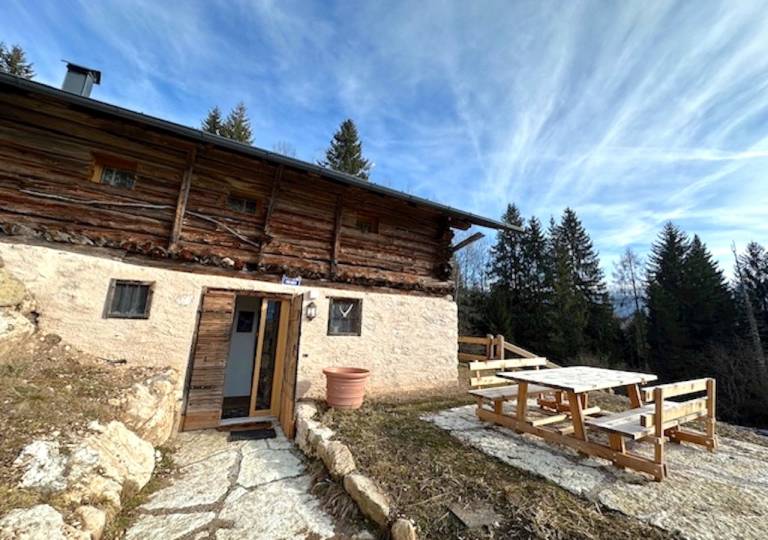 Chalet 'Maso 1445, Quiet, Breathtaking View' with Mountain View, Private Terrace and Wi-Fi in Primiero San Martino di Castrozza