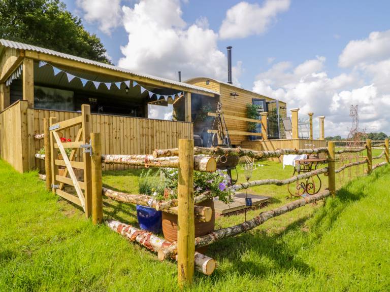Cottage with garden & jacuzzi | Pets allowed in Carlisle