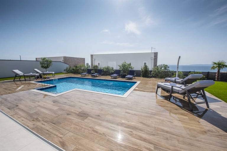 Villa with BBQ, terrace & private pool | Pool view — photo 5