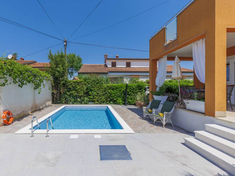 Holiday apartment with patio, grill & private pool — photo 3
