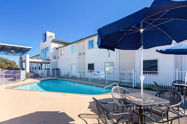 Motel 6 Terrell, TX — photo 2