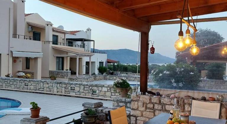 Villa with pool — photo 4