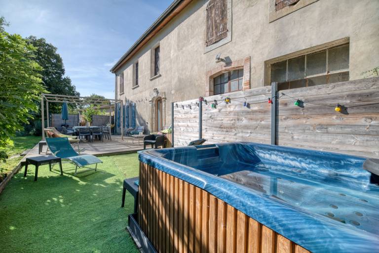 Holiday Home 'Maison Avec Piscine Et Remous' with Private Pool, Private Terrace and Wi-Fi in Castres