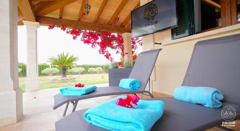 Villa with hot tub & pool — photo 5