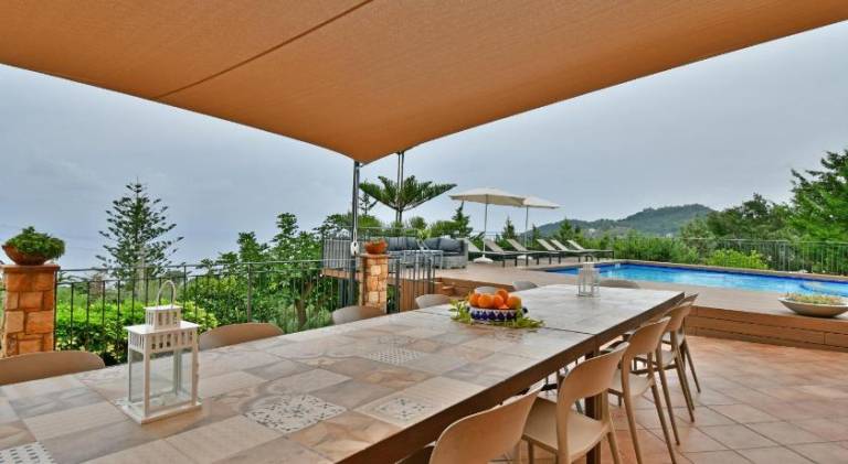 Lodge with terrace, private pool & barbeque — photo 4
