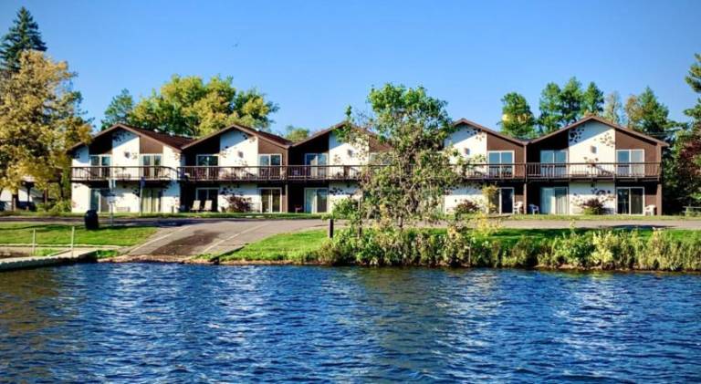Bridge Inn Tomahahwk - 1st Floor, Room 106,1 King Bed, Pet Friendly, Laminate Wood Flooring, Walkout in Tomah, WI