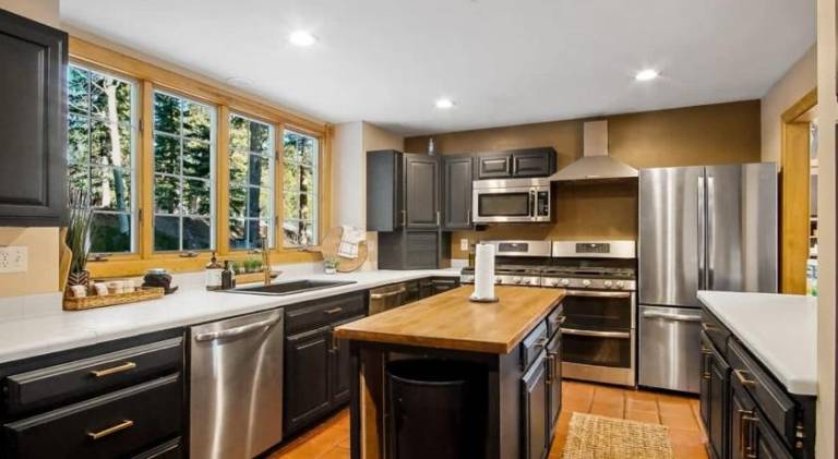 9 BDR Close to Main Street with Secluded Hot Tub — photo 5