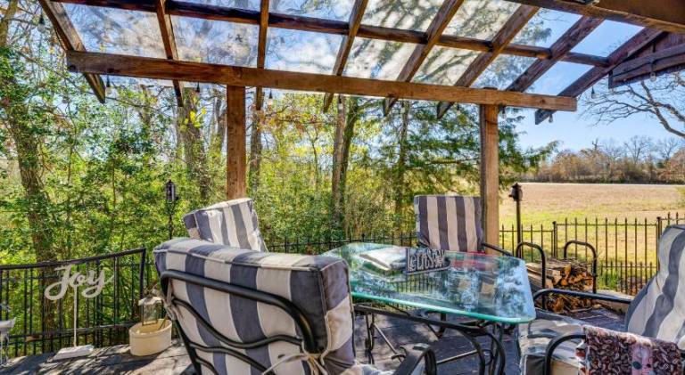 Vacation home with jacuzzi in College Station, TX