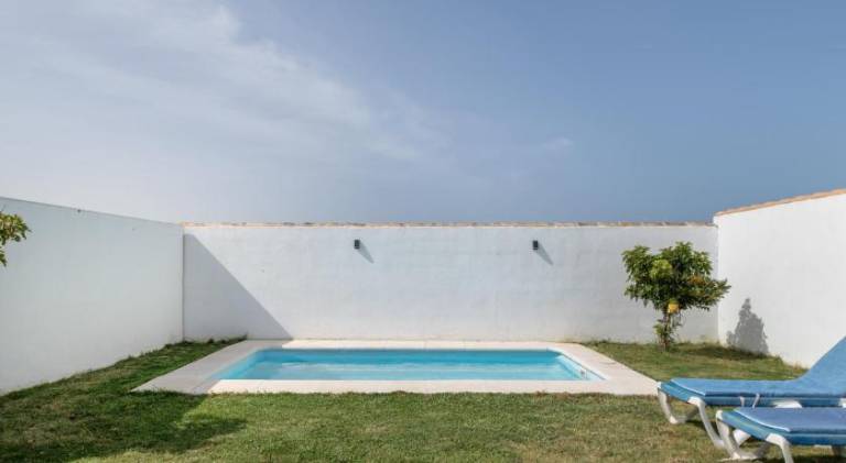 Vacation home with yard, private pool & barbecue | Pet-friendly — photo 4