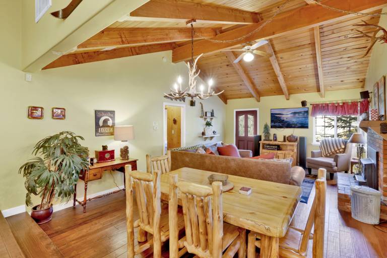 Pet Friendly Log Cabin: Fenced Deck, Propane BBQ & 2-Car Garage Access — photo 3