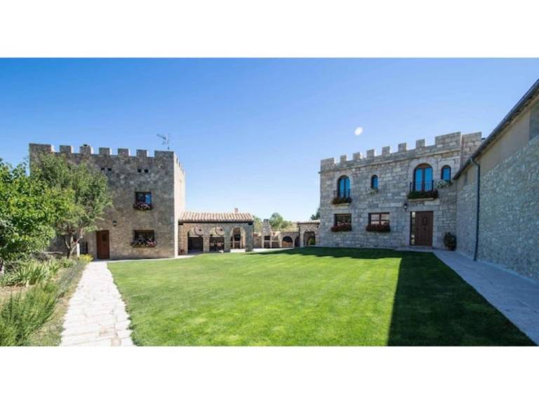 Country House 'Castillo Eugenio' with Private Garden, Balcony and Wi-Fi in Burgos