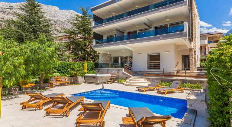 Private seaside Morska Villa with pool in Baska Voda, Dalmatia, Croatia in Brela