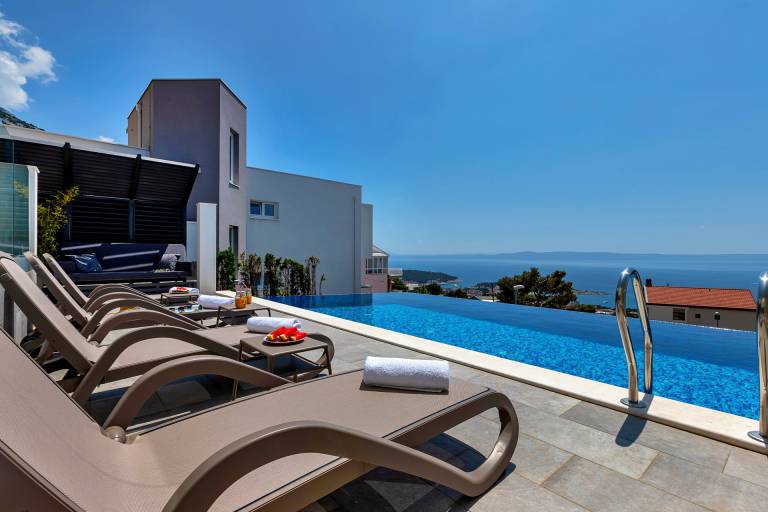 Villa with patio, barbeque & yard | City view — photo 2