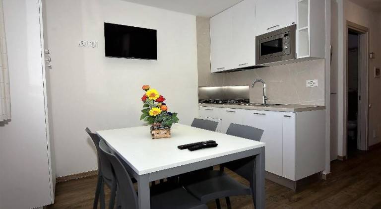 Apartment with yard & terrace — photo 5
