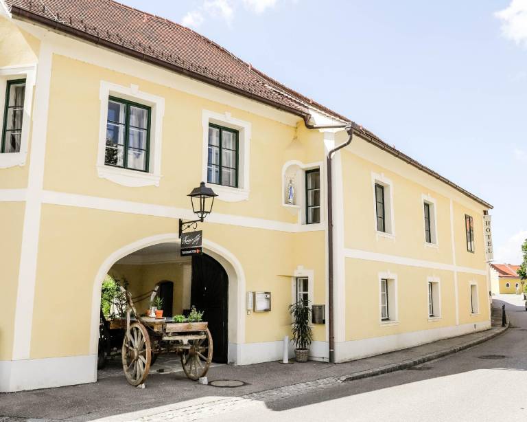 Serviced apartment with yard & terrace in Straß im Straßertale