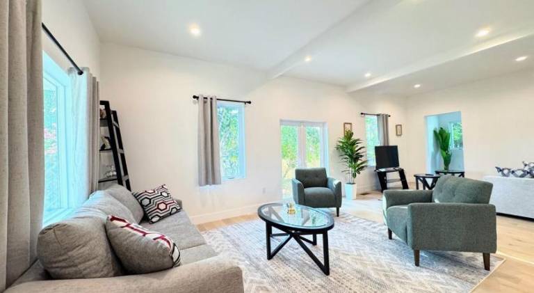 House with 1 room for 10 persons in Glendale, CA