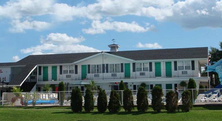 Colonial motel