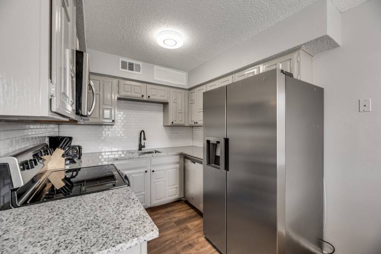Family-friendly charming condo with yard & pool | Pet-friendly — photo 5