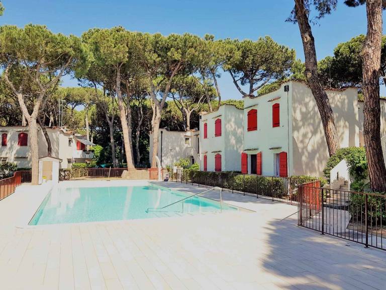 Apartment with yard & pool — photo 3