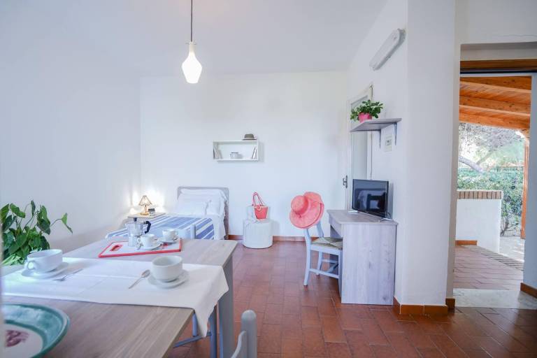 Lovely holiday apartment with pool, patio & yard | Next to the beach | Pets are welcome — photo 4