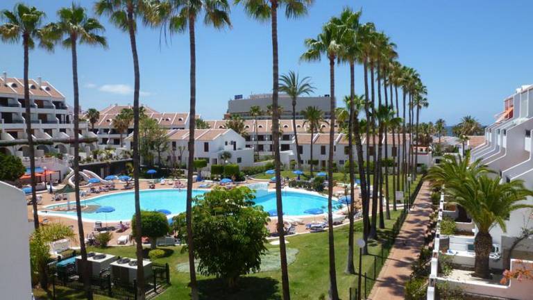 Child-friendly rental apartment with terrace, heated pool & grill | Mountain view | Next to the beach | Suitable for remote work | Dogs allowed — photo 4