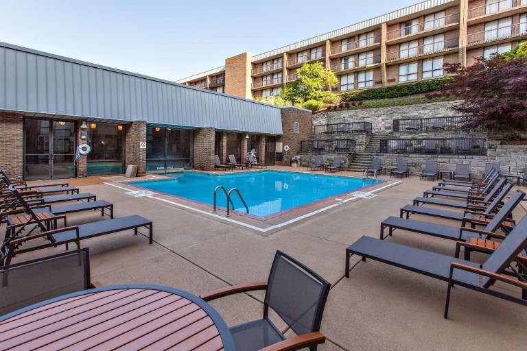 DoubleTree by Hilton Hotel Pittsburgh - Green Tree in Pittsburg, PA