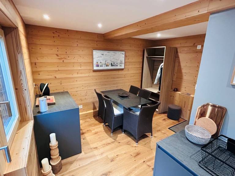 Chalet with patio — photo 4