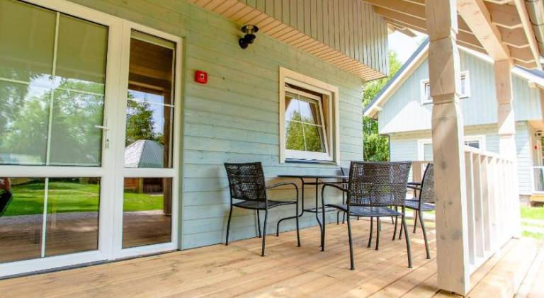 Lodge with terrace & garden — photo 4