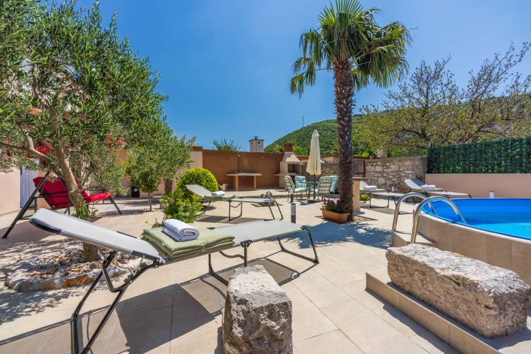 Vacation home with barbeque, garden & private pool — photo 5