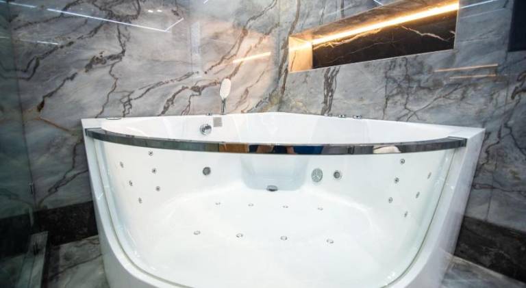 Apartment with jacuzzi & pool — photo 5