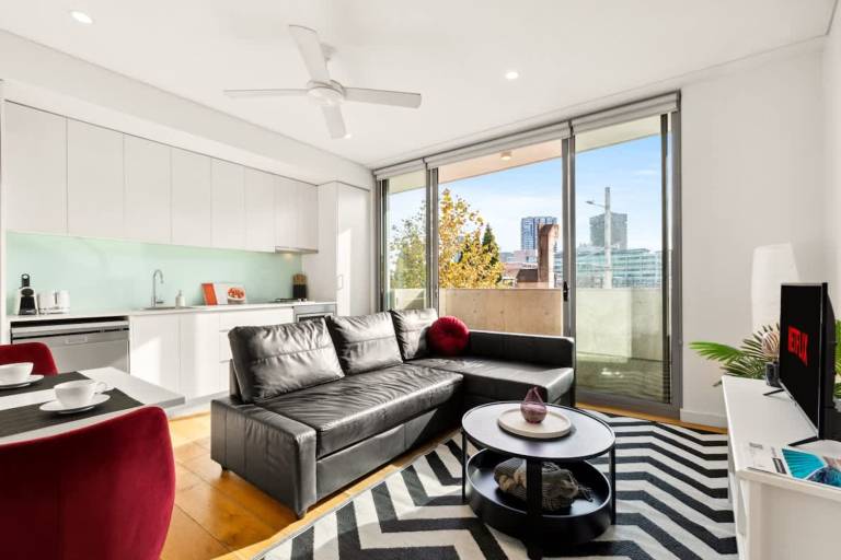 Central modern 1 bedroom with air con balcony